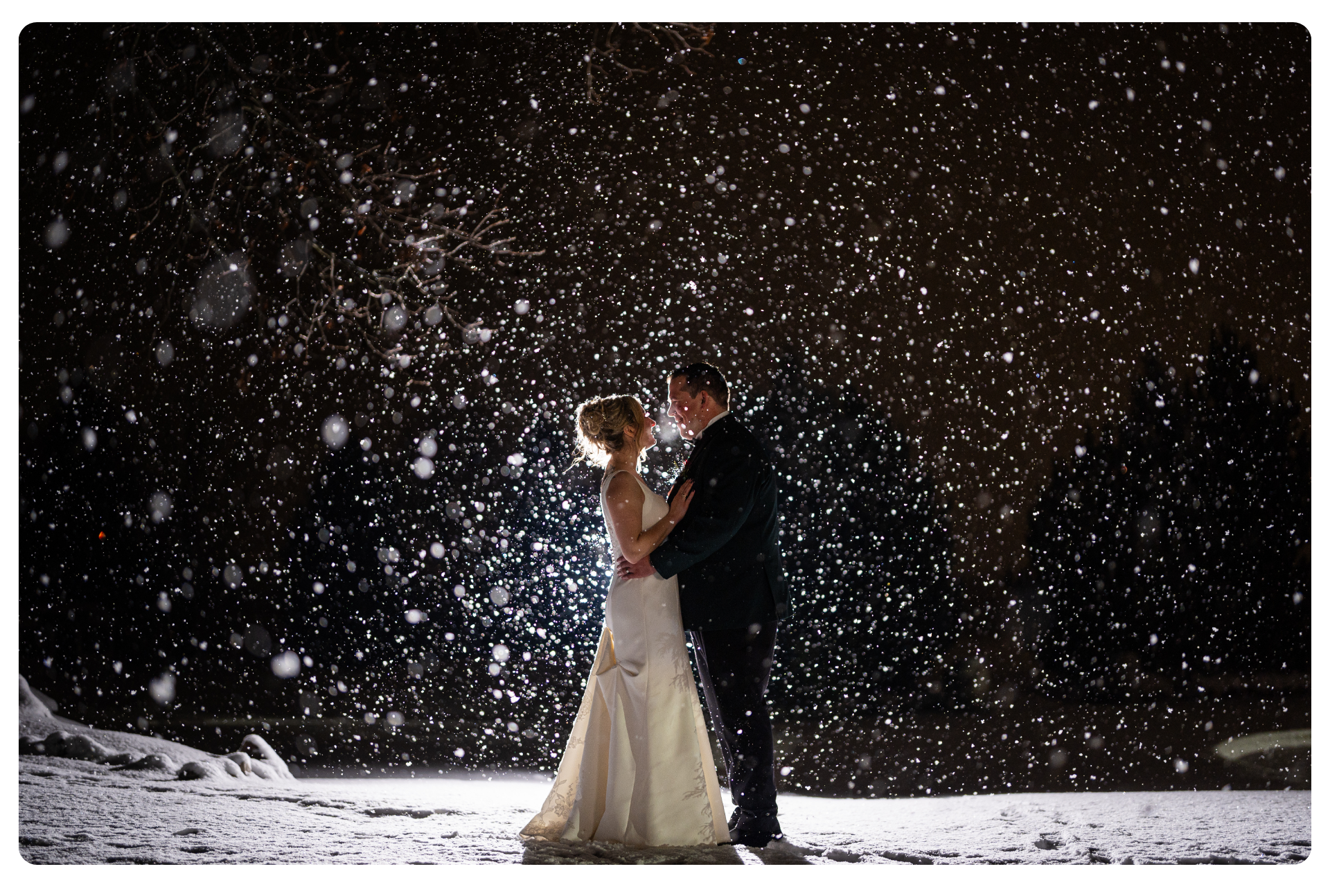 couple in the falling dark snow